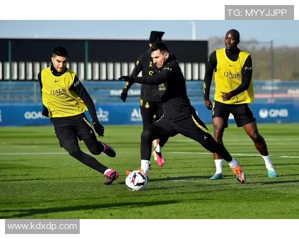 球星在足球训练场上全情投入的精彩瞬间展示