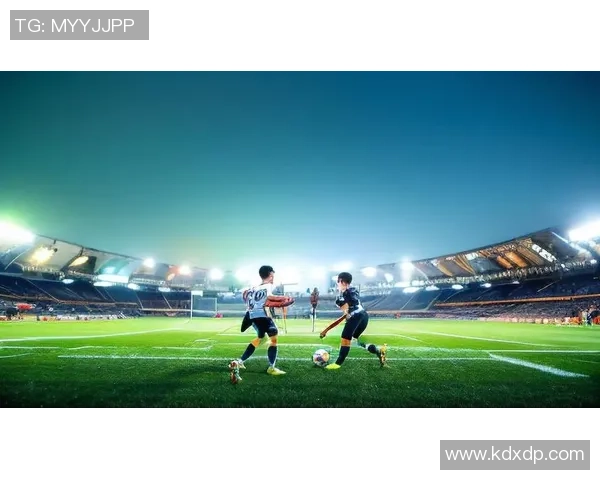 足球球星回头瞬间定格绿茵场上独特魅力与激情画面