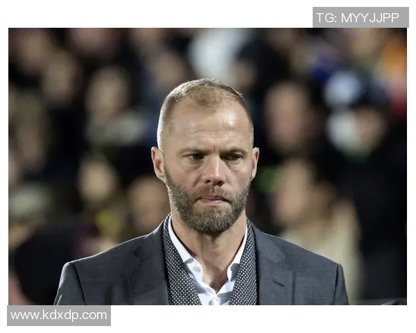 长发纹身足球球星的传奇故事与场上风采揭秘